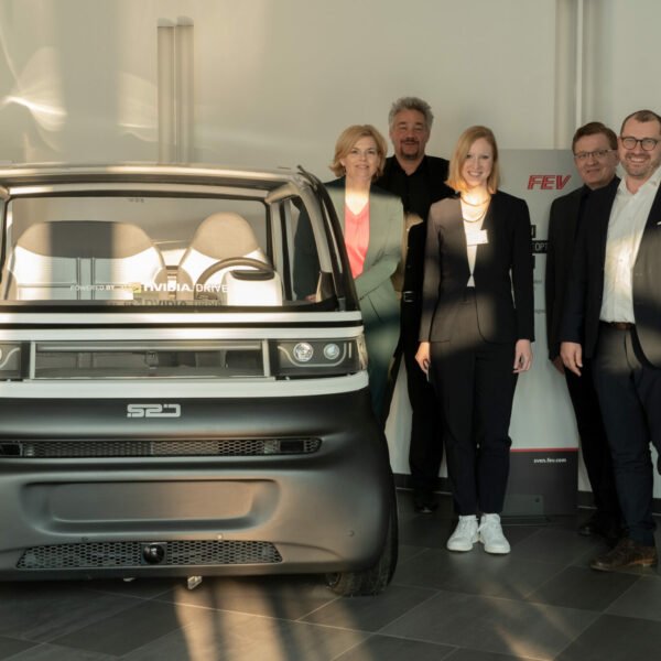 Gruppenfoto bei der FEV Group mit Annika Fohn und Julia Klöckner vor dem Fahrzeug SVEN