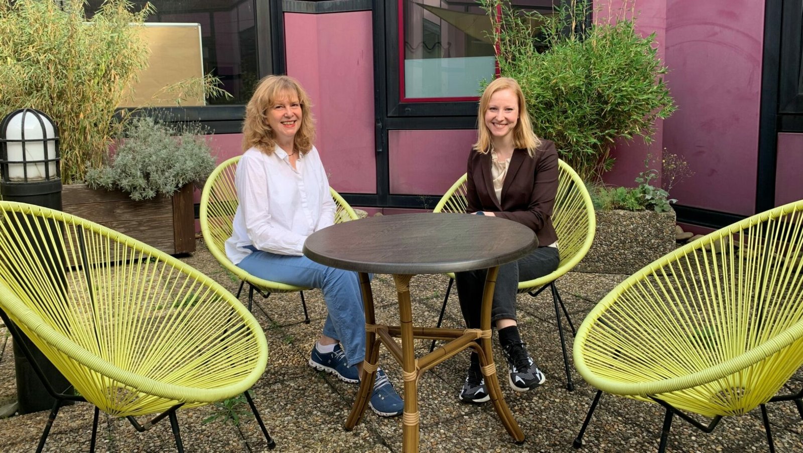 Frau Dr. Beate Blüggel, Direktorin der Volkshochschule Aachen mit Annika Fohn MdL