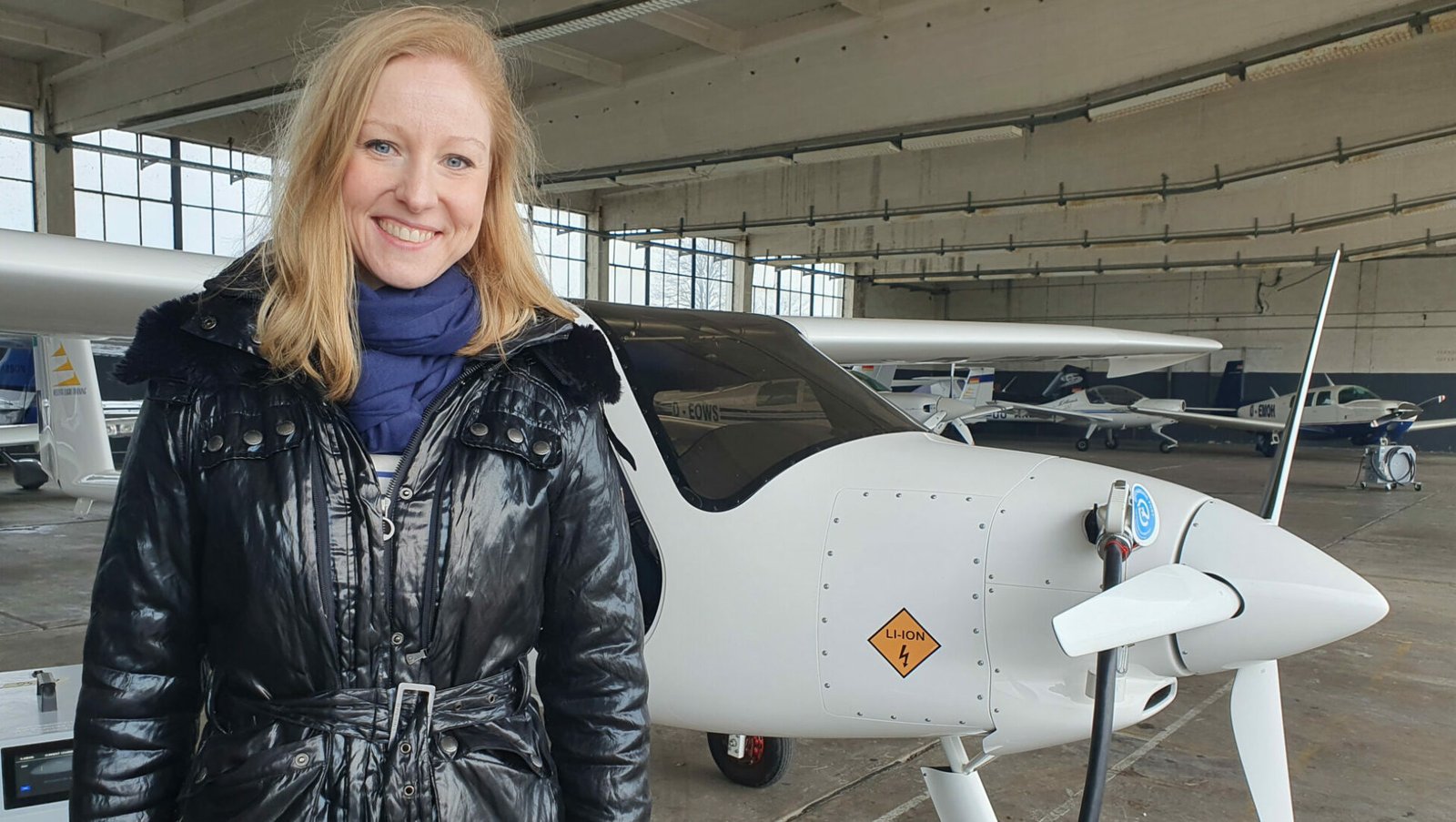 Annika Fohn vor einem E-Flugzeug
