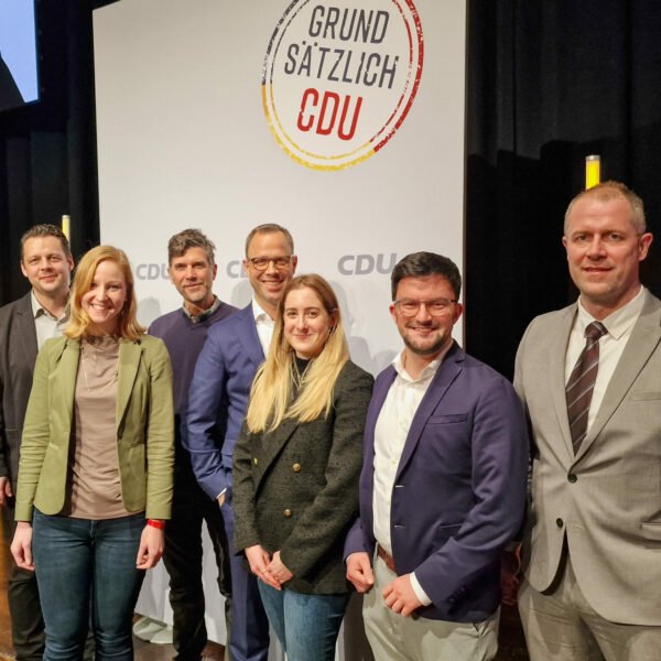 Gruppenfoto der Teilnehmer aus Aachen mit Generalsekretär Mario Czaja