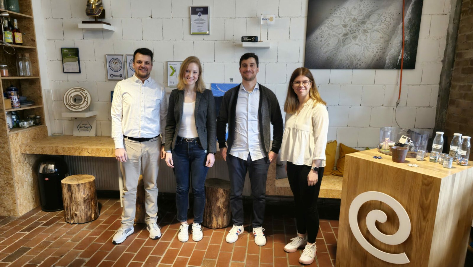 Foto mit Arne Adomeit, Annika Fohn MdL, Dr. Tilman Floehr und Praktikantin Sophia Korzikowski