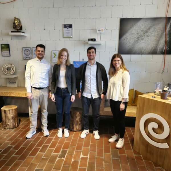 Foto mit Arne Adomeit, Annika Fohn MdL, Dr. Tilman Floehr und Praktikantin Sophia Korzikowski